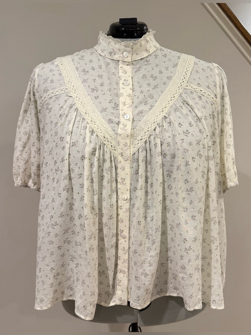 Ivy City Ivory Floral Lace-Trim Button Front Women's Top 2x 3x Like New